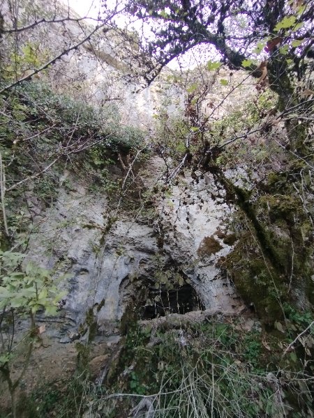 Créancey - Grotte Rochons 50m - entrée cavité photo 1, Aurélien Bloch.jpg
Vue de loin
Fichier manquant